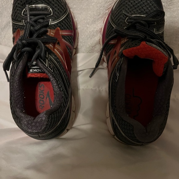 Brooks adrenaline GTS Seventeen, like new, wore twice and no longer fit - Picture 7 of 7
